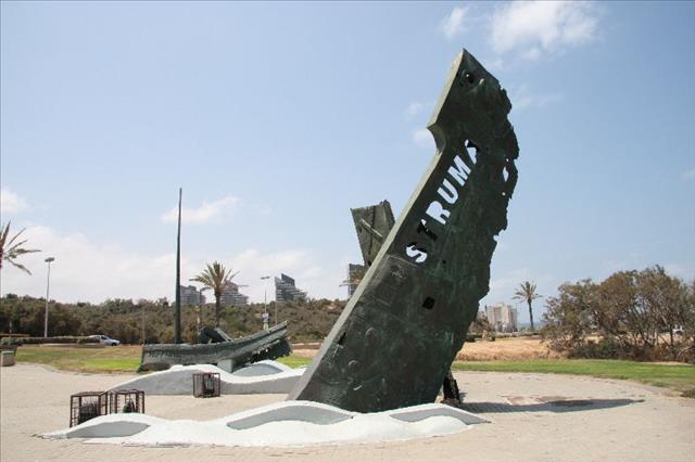 יזכור - אנדרטה לחללי אוניות המעפילים סטרומה וספקורה